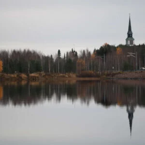 Kirkon torni järvimaiseman yllä