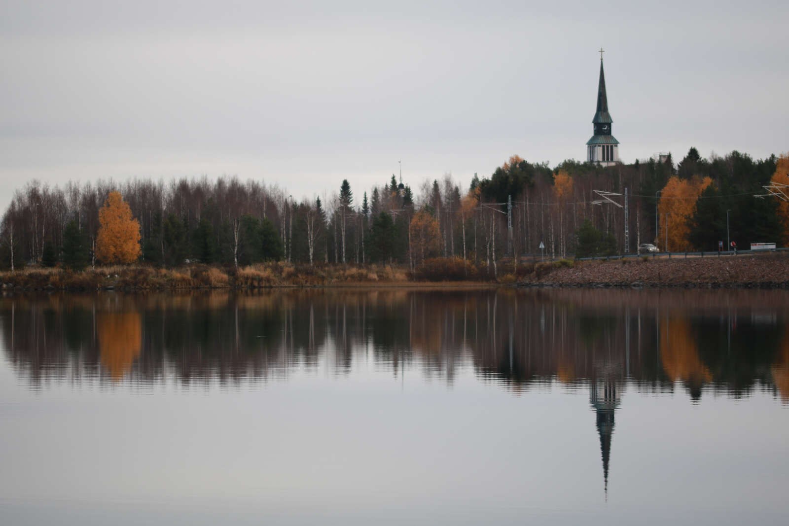 Kirkon torni järvimaiseman yllä